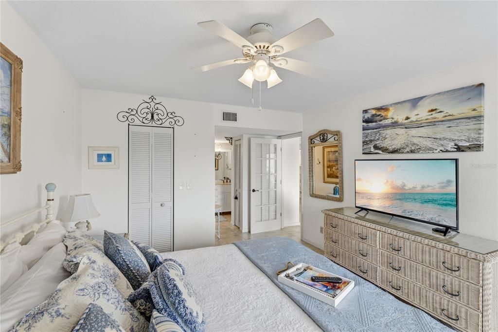 For Sale: $240,000 (2 beds, 2 baths, 1013 Square Feet)