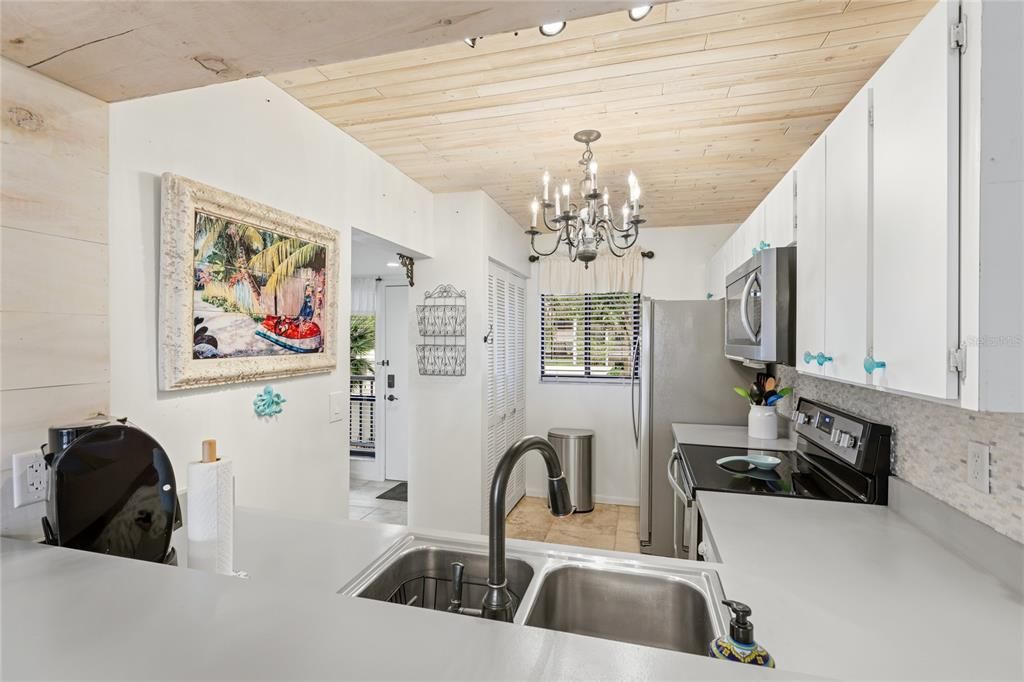 For Sale: $240,000 (2 beds, 2 baths, 1013 Square Feet)