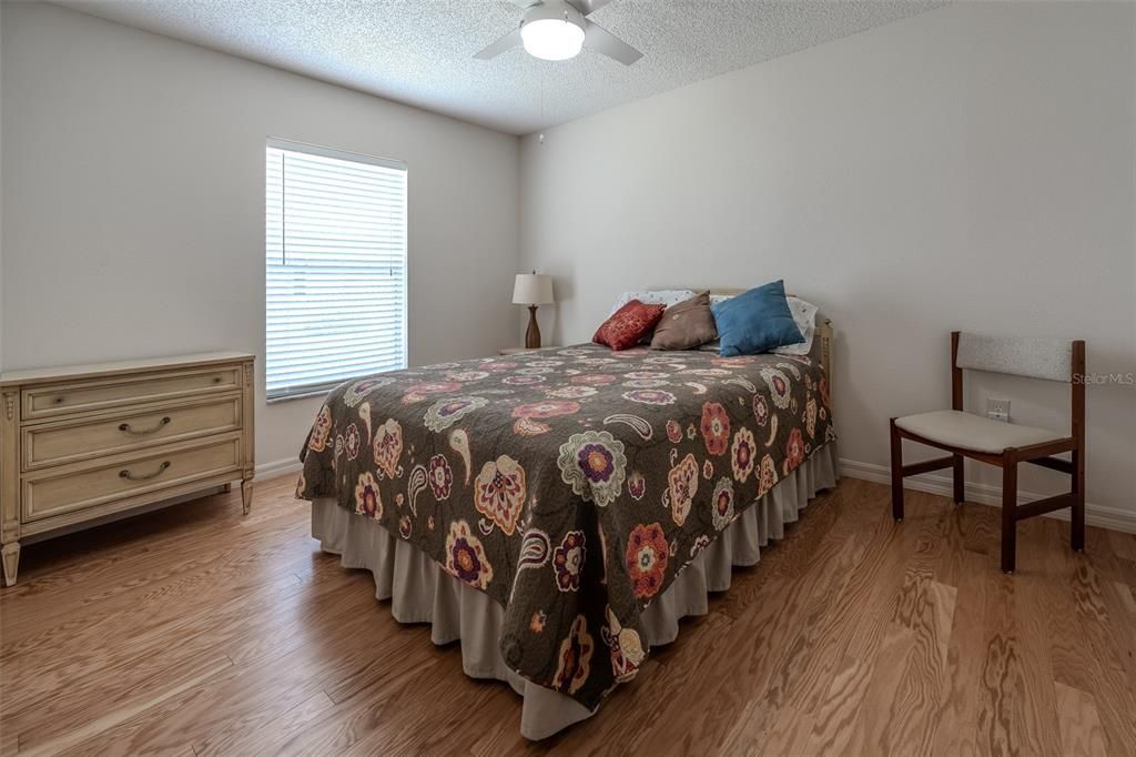 Activo con contrato: $294,999 (3 camas, 2 baños, 1806 Pies cuadrados)