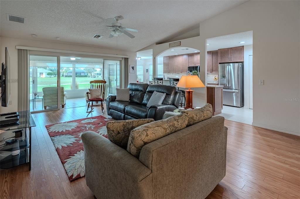 Activo con contrato: $294,999 (3 camas, 2 baños, 1806 Pies cuadrados)