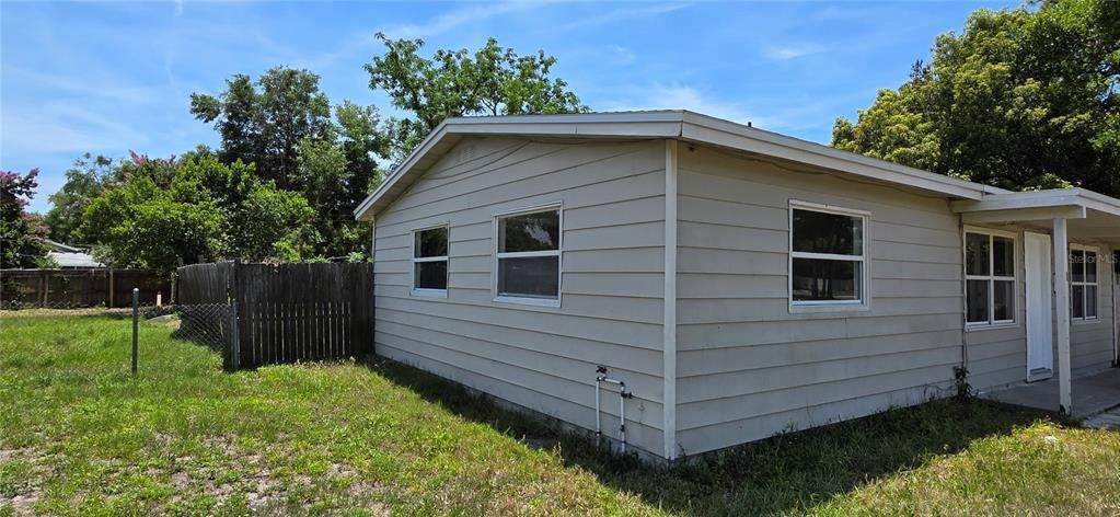 For Sale: $225,000 (2 beds, 1 baths, 866 Square Feet)
