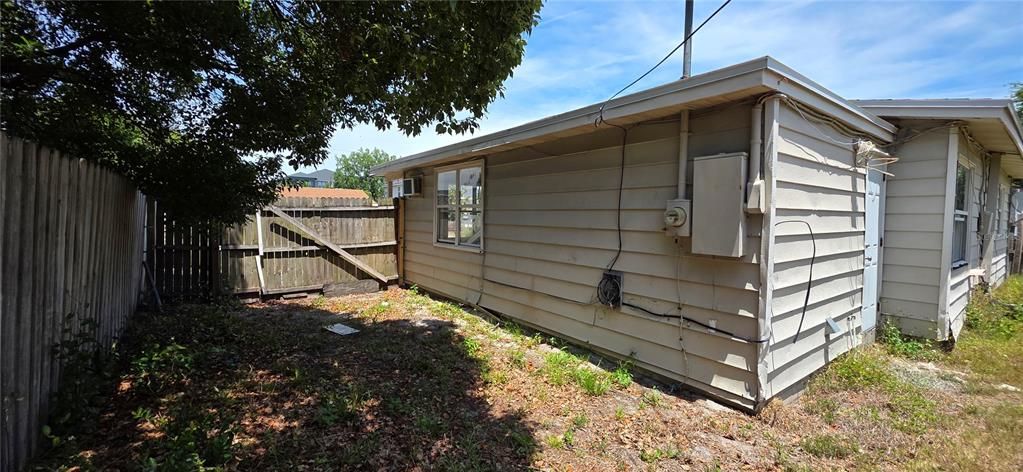 For Sale: $225,000 (2 beds, 1 baths, 866 Square Feet)