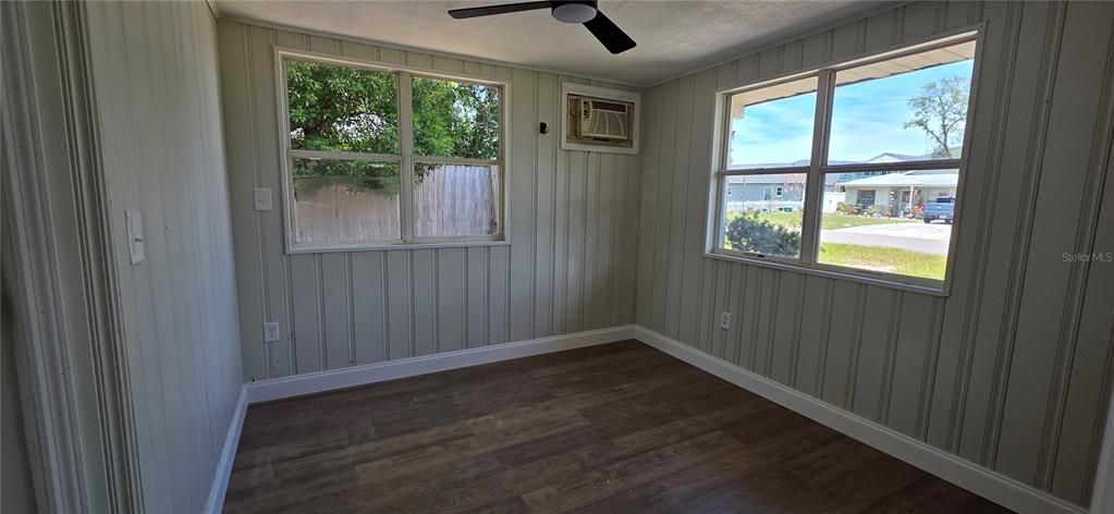 For Sale: $225,000 (2 beds, 1 baths, 866 Square Feet)