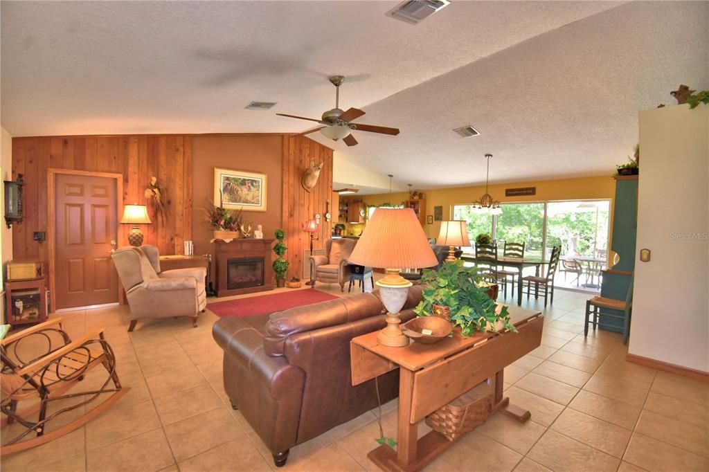 For Sale: $599,000 (3 beds, 3 baths, 1633 Square Feet)
