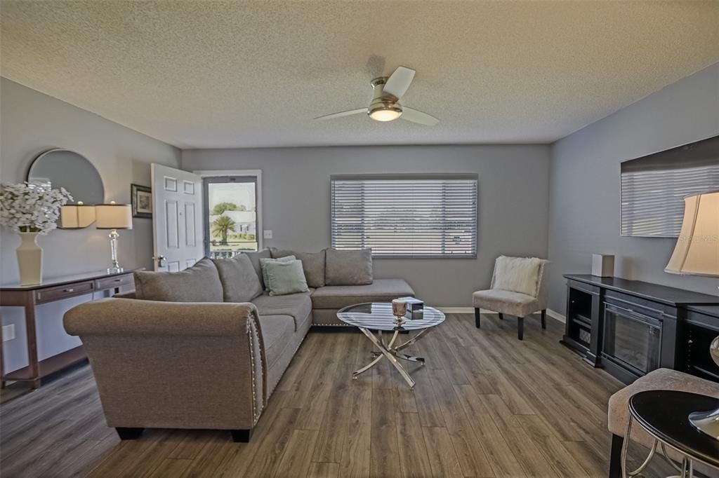 Active With Contract: $223,900 (2 beds, 2 baths, 1144 Square Feet)