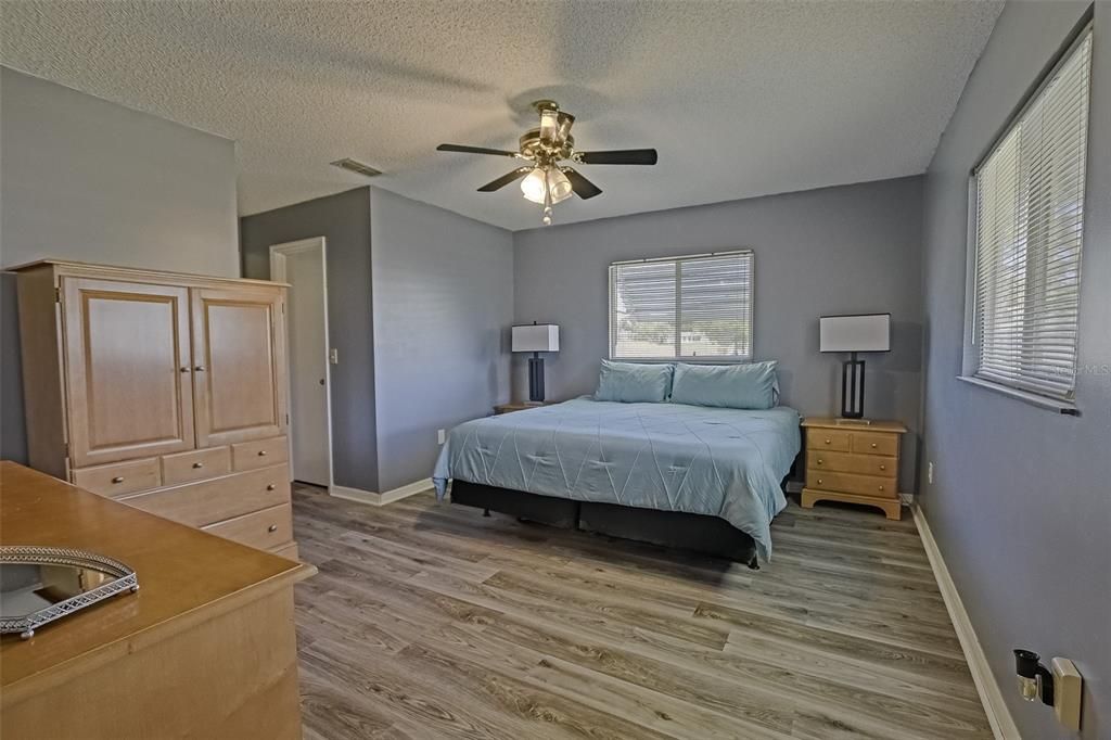 Active With Contract: $223,900 (2 beds, 2 baths, 1144 Square Feet)
