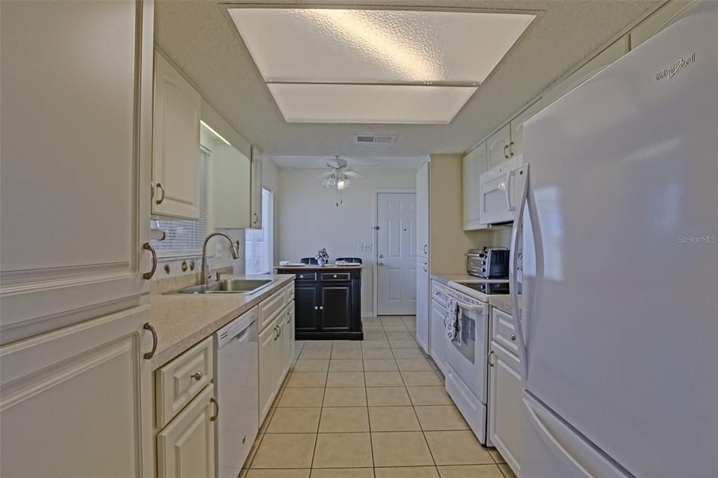 Active With Contract: $223,900 (2 beds, 2 baths, 1144 Square Feet)