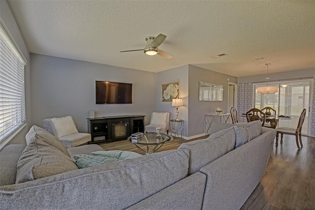 Active With Contract: $223,900 (2 beds, 2 baths, 1144 Square Feet)