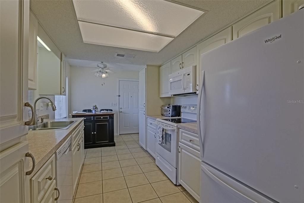 Active With Contract: $223,900 (2 beds, 2 baths, 1144 Square Feet)