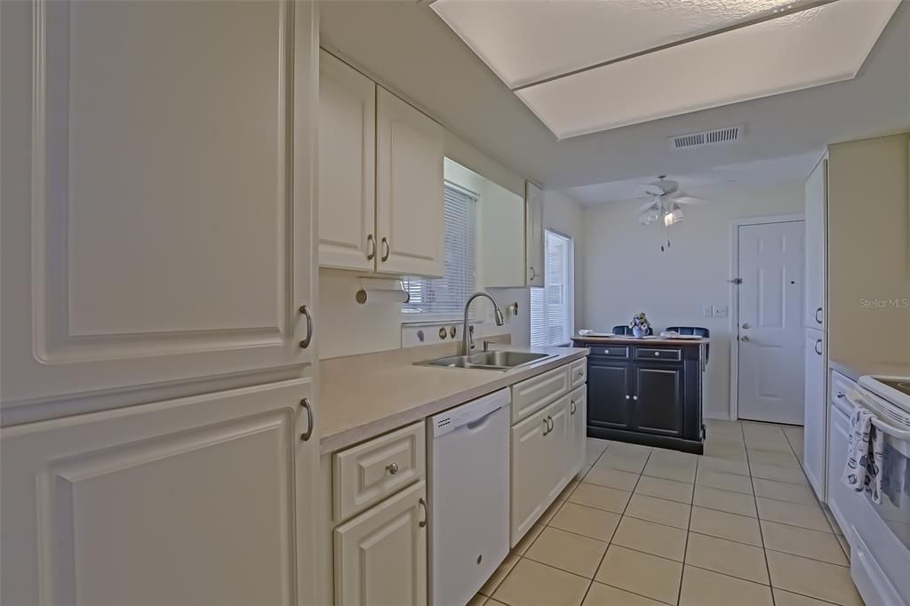 Active With Contract: $223,900 (2 beds, 2 baths, 1144 Square Feet)