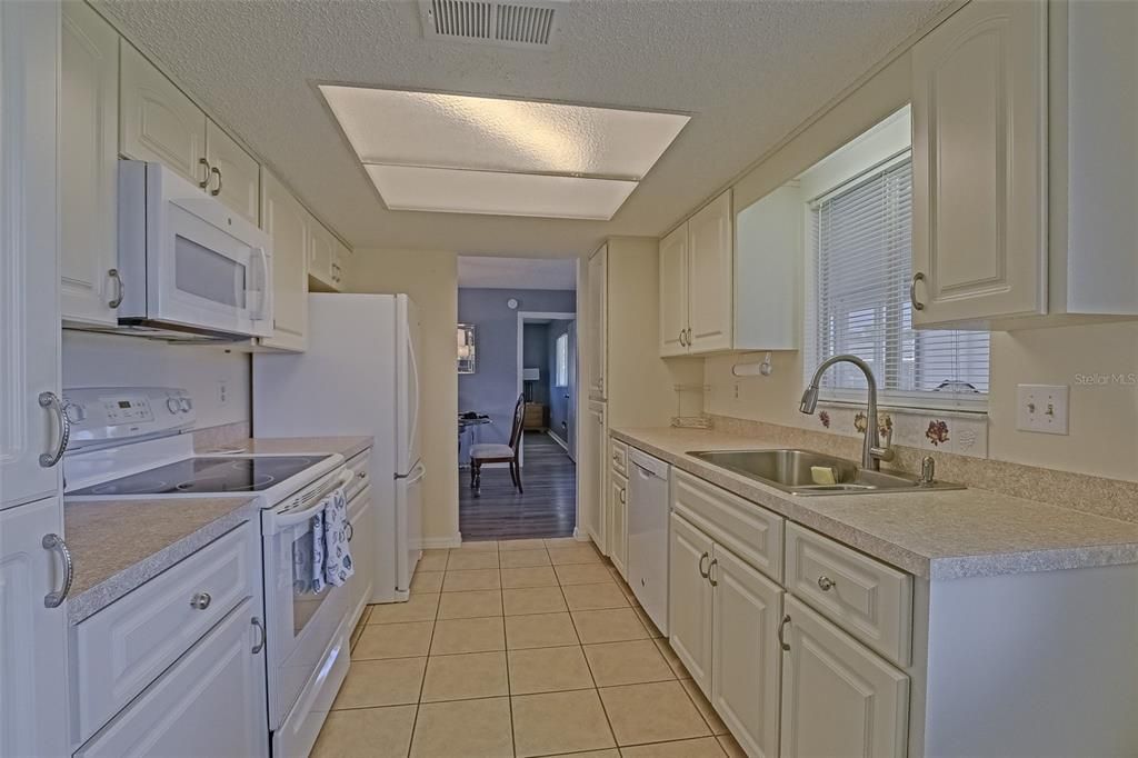 Active With Contract: $223,900 (2 beds, 2 baths, 1144 Square Feet)