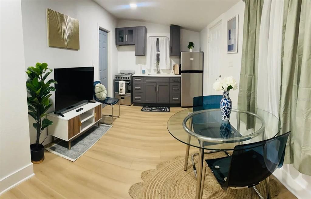 В аренду: $975 (0 спален, 1 ванн, 325 Квадратных фут)