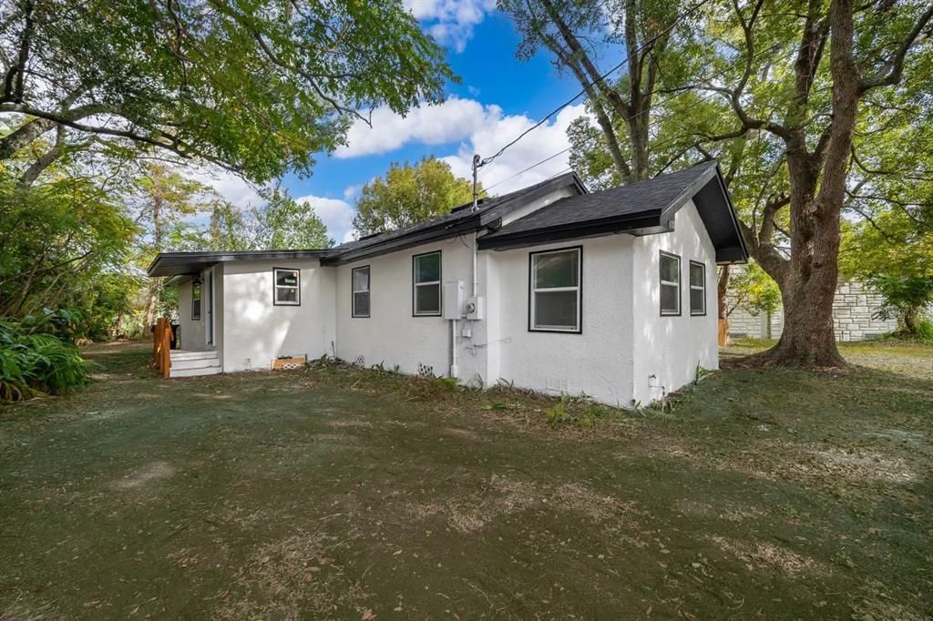 В аренду: $975 (0 спален, 1 ванн, 325 Квадратных фут)