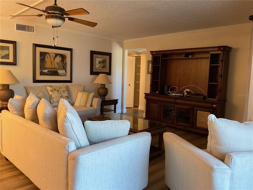 For Sale: $183,900 (2 beds, 2 baths, 1104 Square Feet)