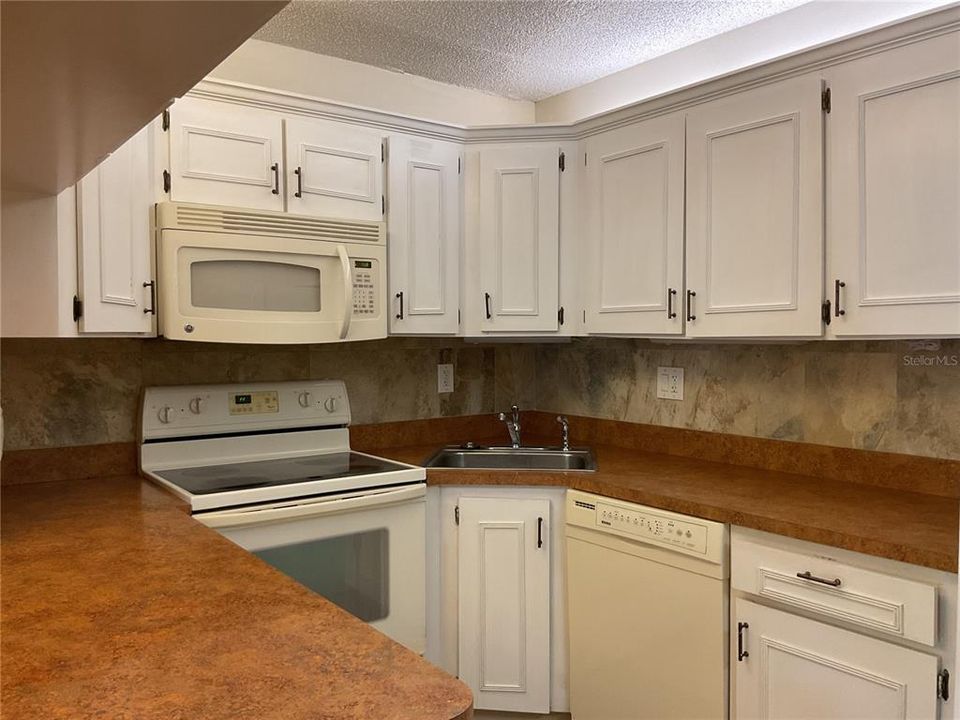 For Sale: $183,900 (2 beds, 2 baths, 1104 Square Feet)