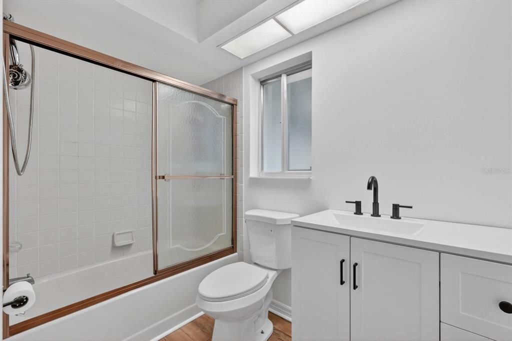Activo con contrato: $370,000 (4 camas, 3 baños, 2344 Pies cuadrados)