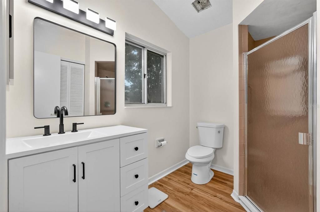 Activo con contrato: $370,000 (4 camas, 3 baños, 2344 Pies cuadrados)