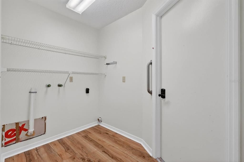 Activo con contrato: $370,000 (4 camas, 3 baños, 2344 Pies cuadrados)