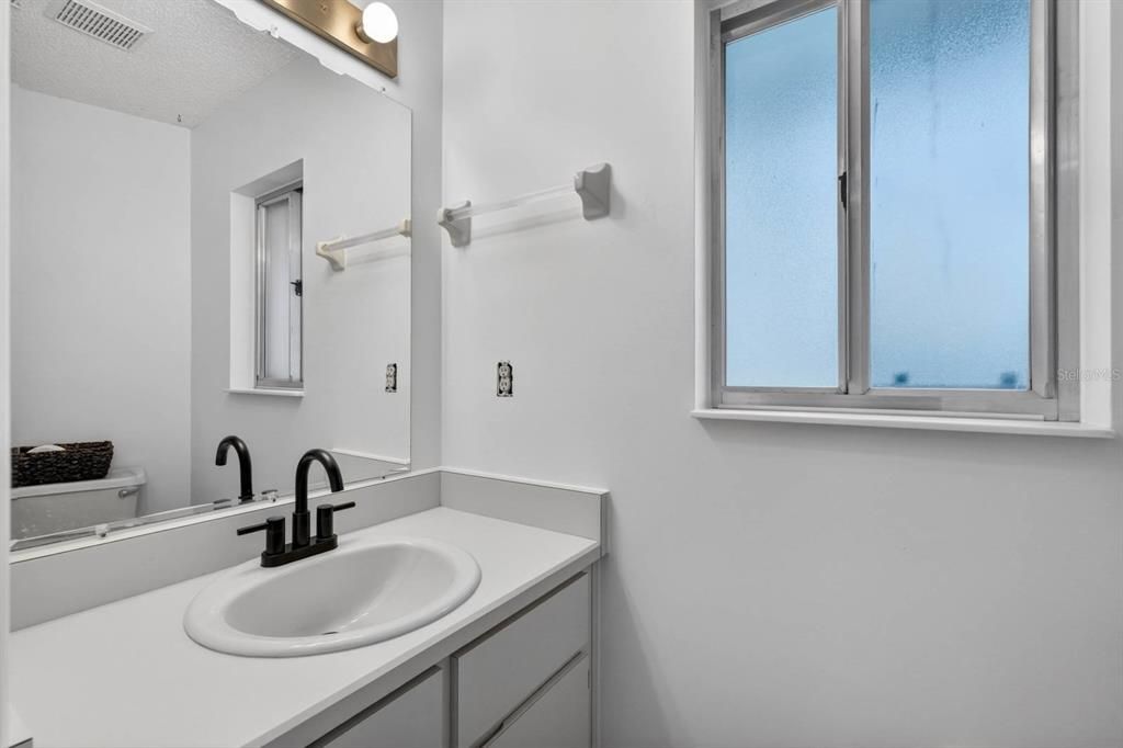 Activo con contrato: $370,000 (4 camas, 3 baños, 2344 Pies cuadrados)