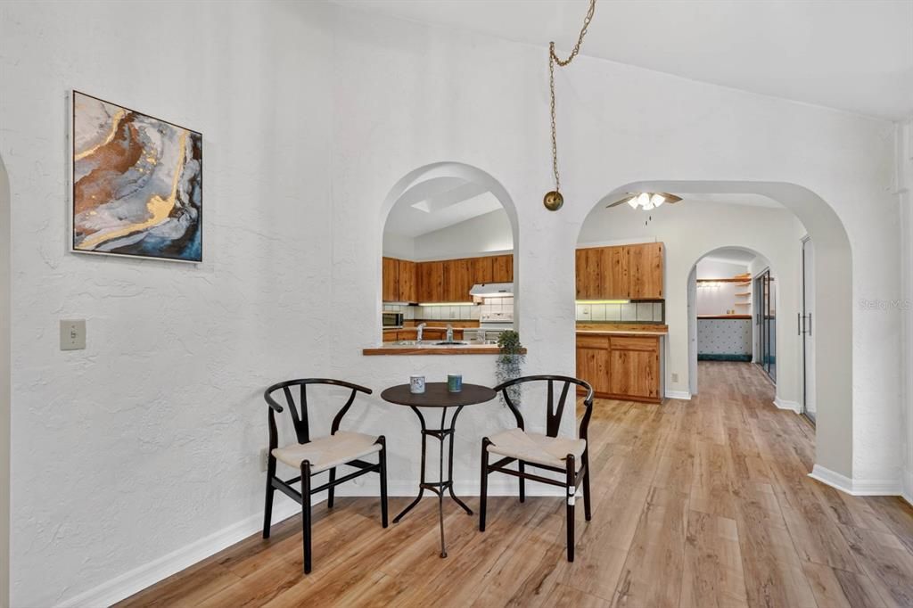 Activo con contrato: $370,000 (4 camas, 3 baños, 2344 Pies cuadrados)