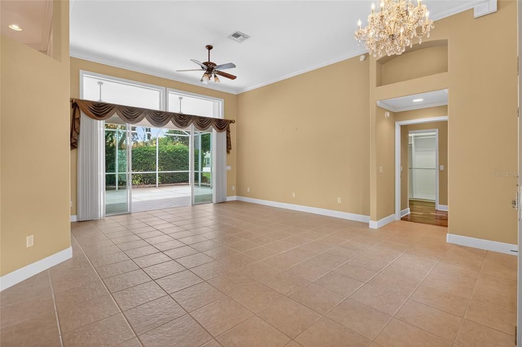 Activo con contrato: $849,000 (4 camas, 2 baños, 2720 Pies cuadrados)