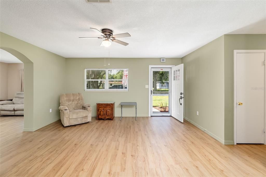 Active With Contract: $275,000 (3 beds, 2 baths, 1096 Square Feet)