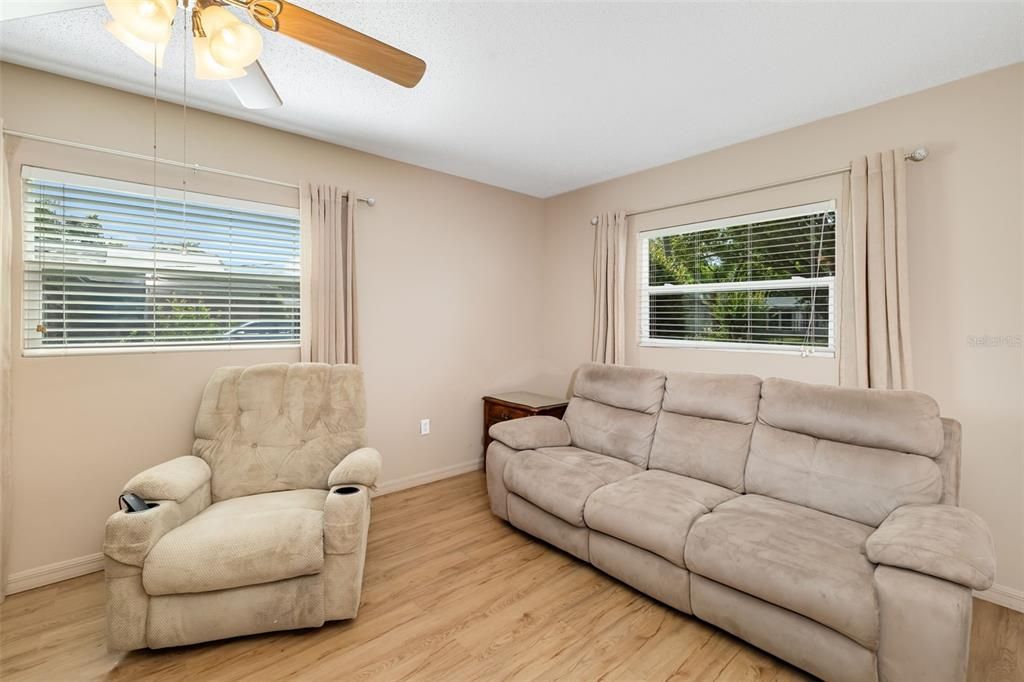 Active With Contract: $275,000 (3 beds, 2 baths, 1096 Square Feet)