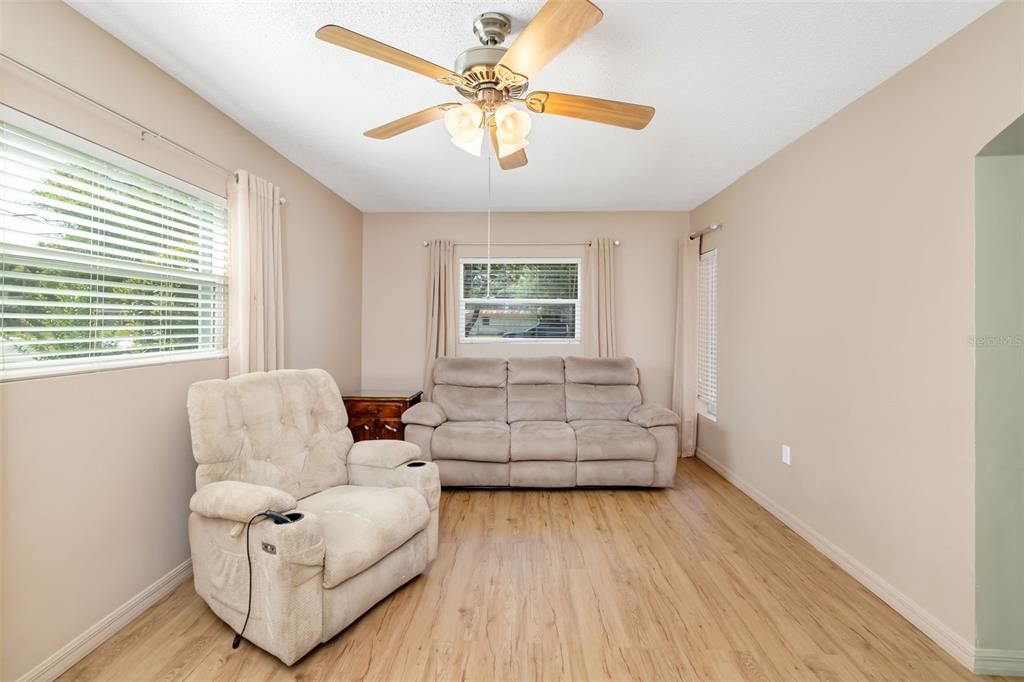 Active With Contract: $275,000 (3 beds, 2 baths, 1096 Square Feet)