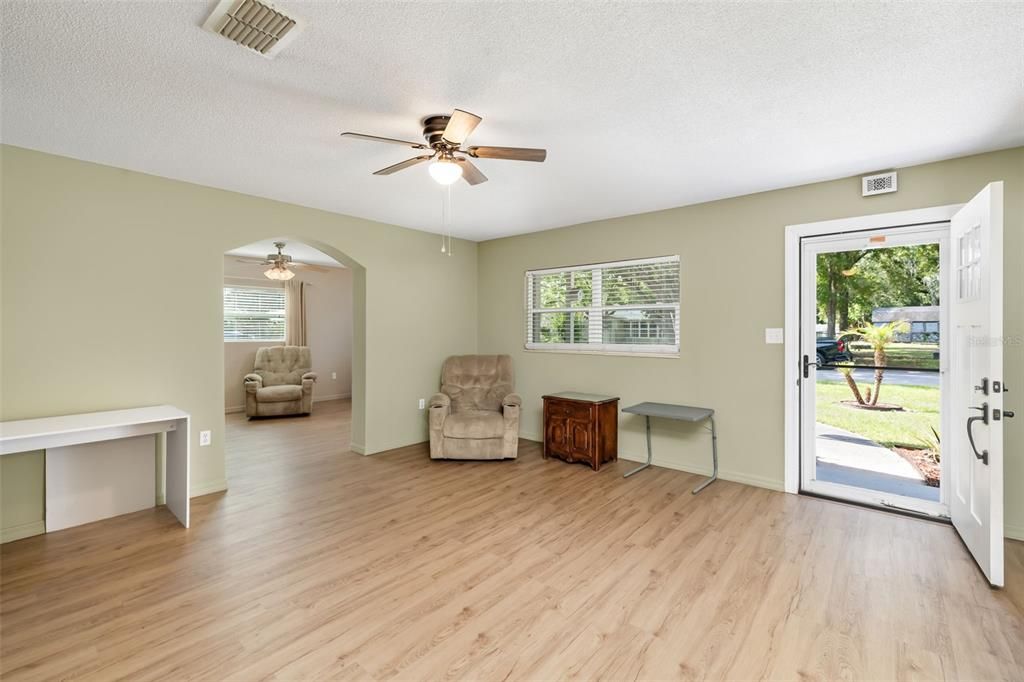 Active With Contract: $275,000 (3 beds, 2 baths, 1096 Square Feet)