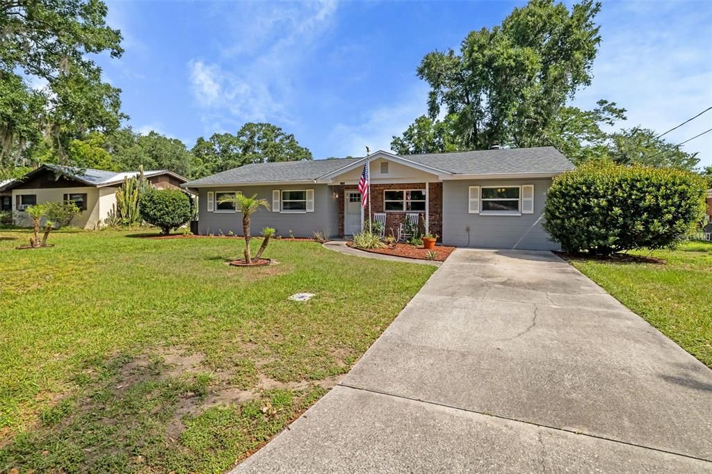 Active With Contract: $275,000 (3 beds, 2 baths, 1096 Square Feet)