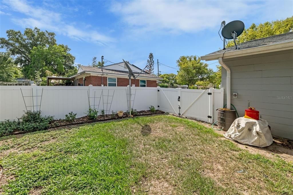Active With Contract: $275,000 (3 beds, 2 baths, 1096 Square Feet)