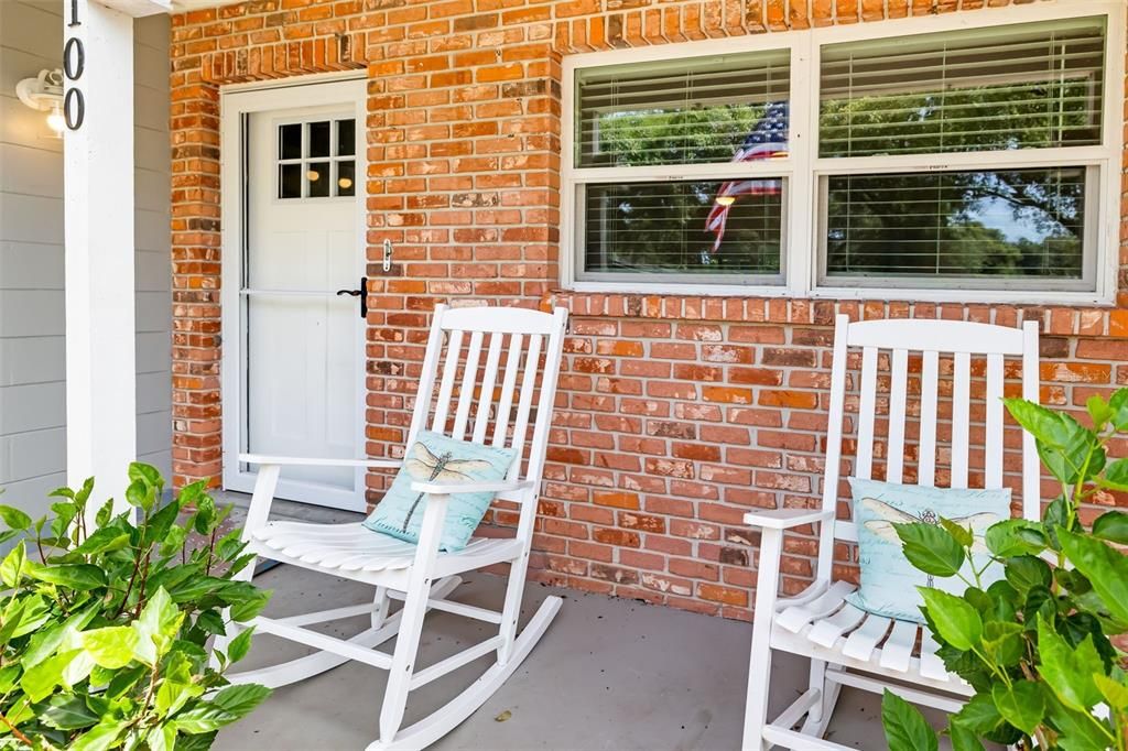 Active With Contract: $275,000 (3 beds, 2 baths, 1096 Square Feet)
