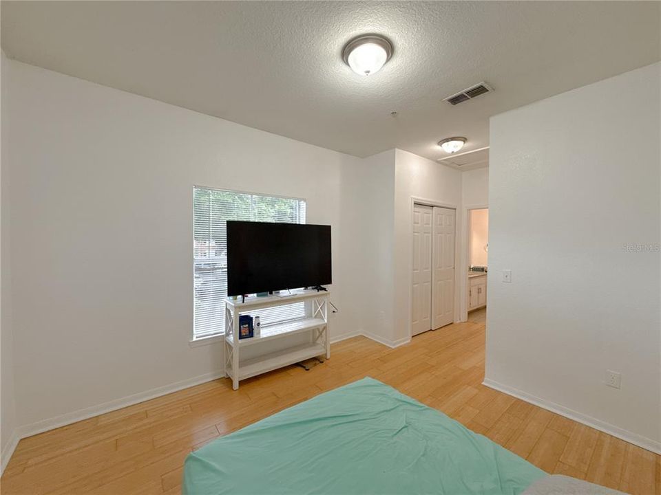 Active With Contract: $129,000 (1 beds, 1 baths, 631 Square Feet)