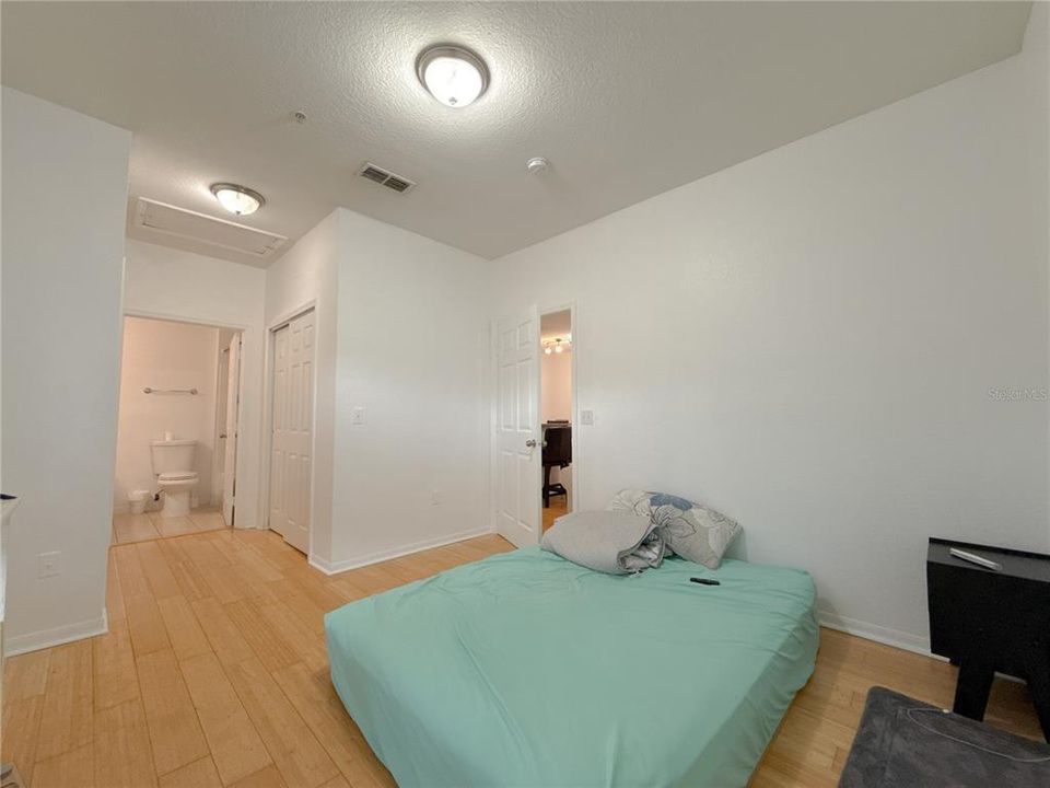 Active With Contract: $129,000 (1 beds, 1 baths, 631 Square Feet)