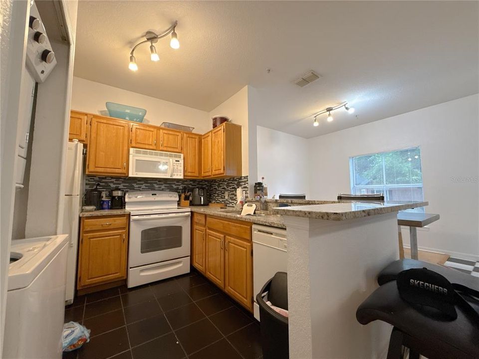 Active With Contract: $129,000 (1 beds, 1 baths, 631 Square Feet)