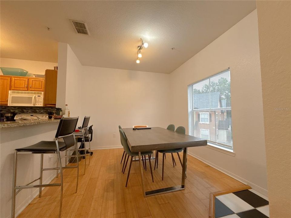 Active With Contract: $129,000 (1 beds, 1 baths, 631 Square Feet)