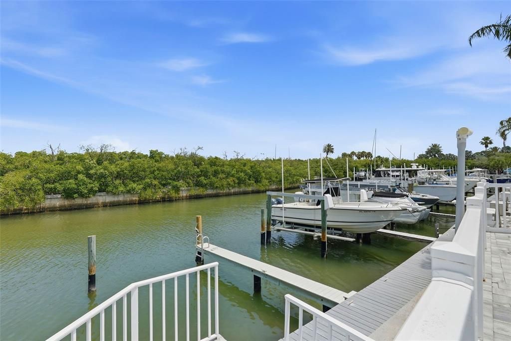 For Sale: $325,000 (2 beds, 2 baths, 1040 Square Feet)