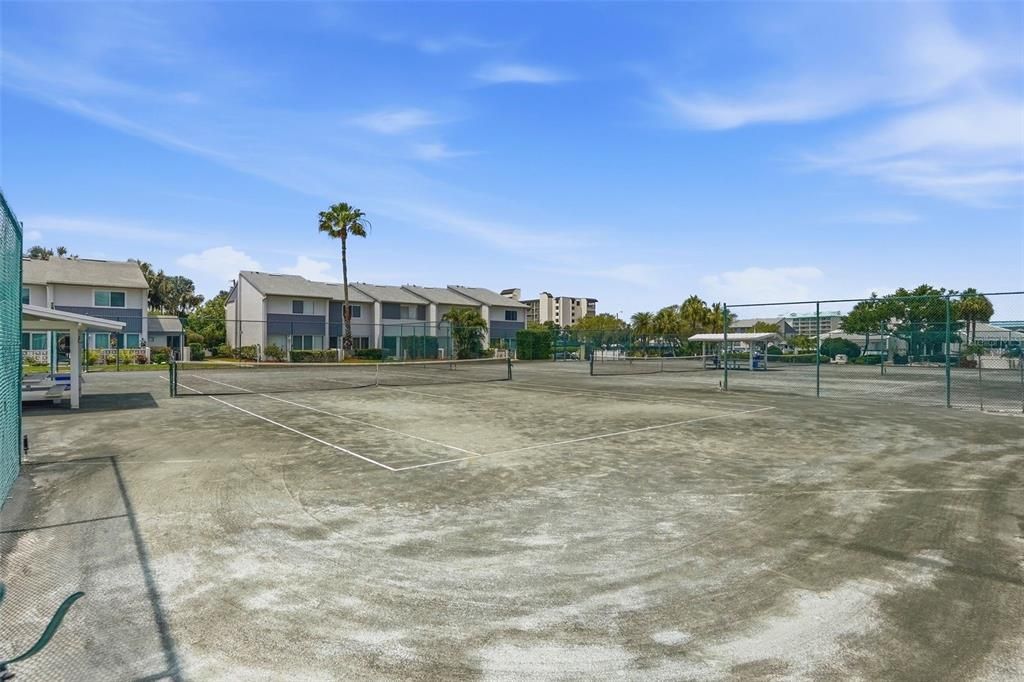 For Sale: $325,000 (2 beds, 2 baths, 1040 Square Feet)