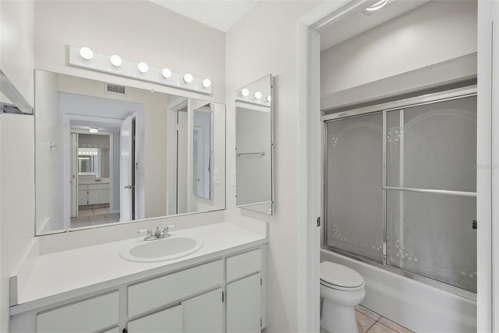 For Sale: $325,000 (2 beds, 2 baths, 1040 Square Feet)