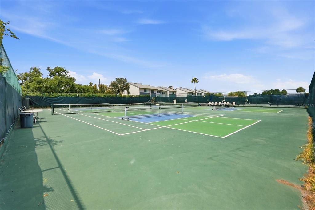 For Sale: $325,000 (2 beds, 2 baths, 1040 Square Feet)
