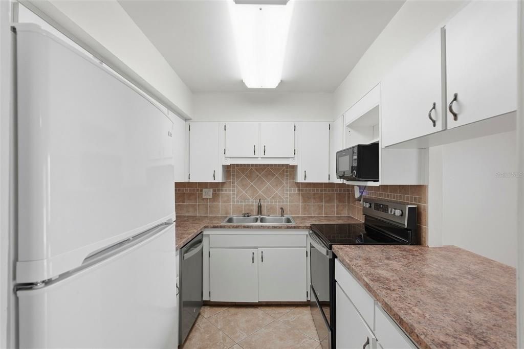 For Sale: $325,000 (2 beds, 2 baths, 1040 Square Feet)