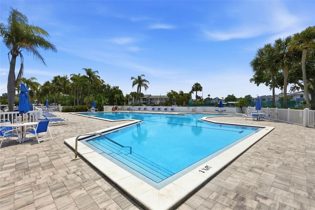 For Sale: $325,000 (2 beds, 2 baths, 1040 Square Feet)