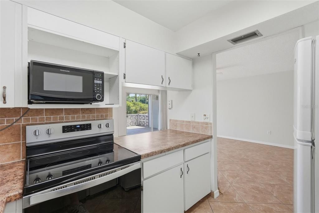 For Sale: $325,000 (2 beds, 2 baths, 1040 Square Feet)