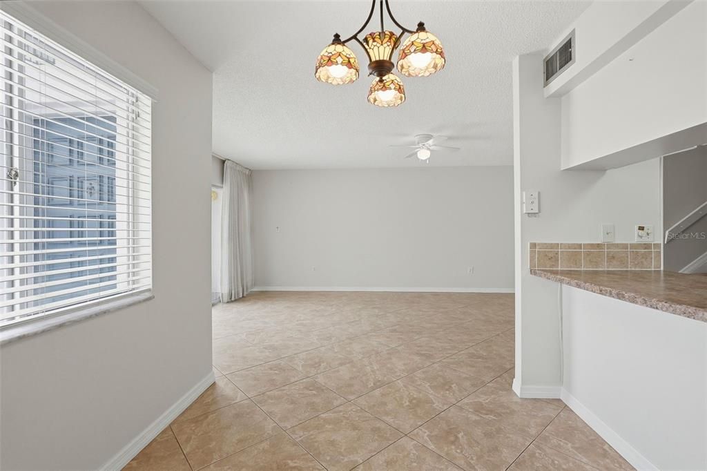 For Sale: $325,000 (2 beds, 2 baths, 1040 Square Feet)