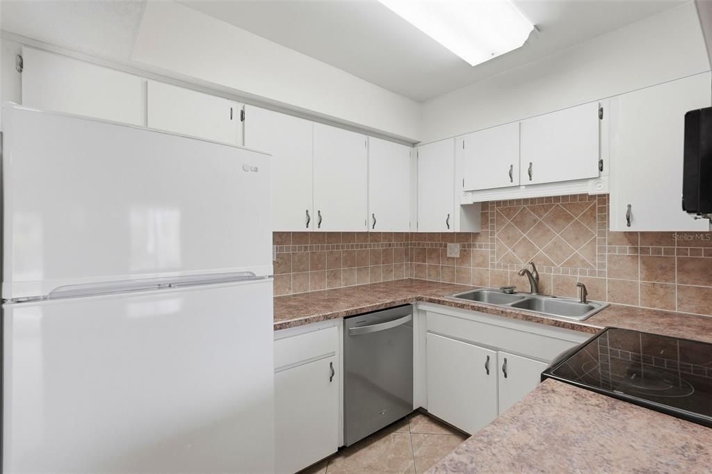 For Sale: $325,000 (2 beds, 2 baths, 1040 Square Feet)