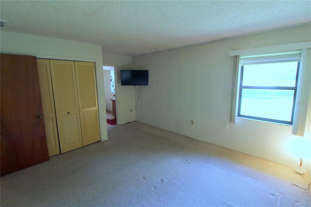 Activo con contrato: $359,900 (4 camas, 2 baños, 1626 Pies cuadrados)