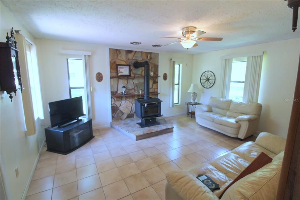 Activo con contrato: $359,900 (4 camas, 2 baños, 1626 Pies cuadrados)