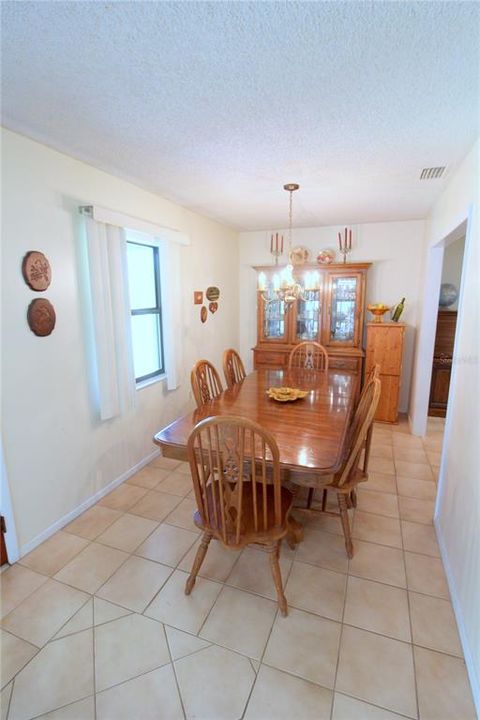 Activo con contrato: $359,900 (4 camas, 2 baños, 1626 Pies cuadrados)