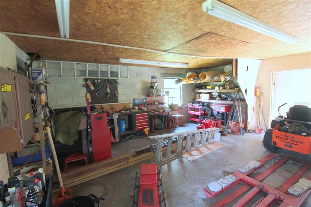 Activo con contrato: $359,900 (4 camas, 2 baños, 1626 Pies cuadrados)