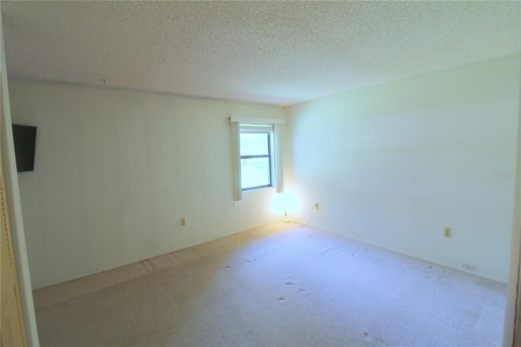 Activo con contrato: $359,900 (4 camas, 2 baños, 1626 Pies cuadrados)